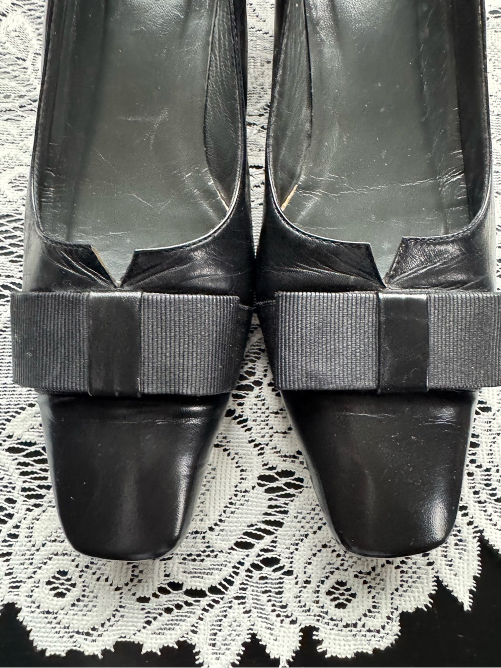 Stuart Weitzman Women's Bow-Accent Soft Patent Leather Slip-on Pumps - Picture 2 of 9